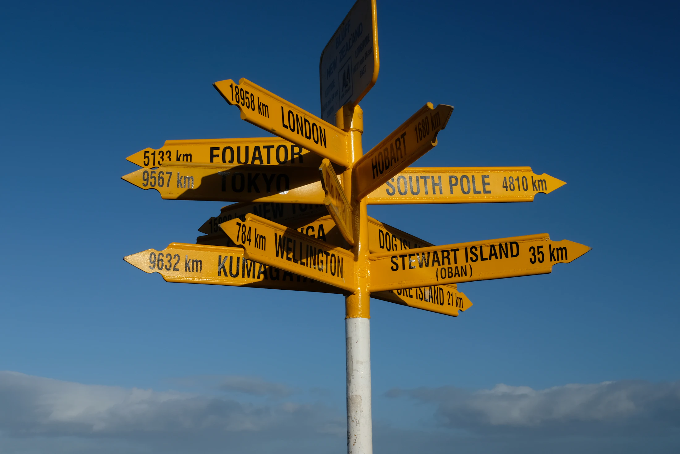 Un panneau indiquant trois directions différentes